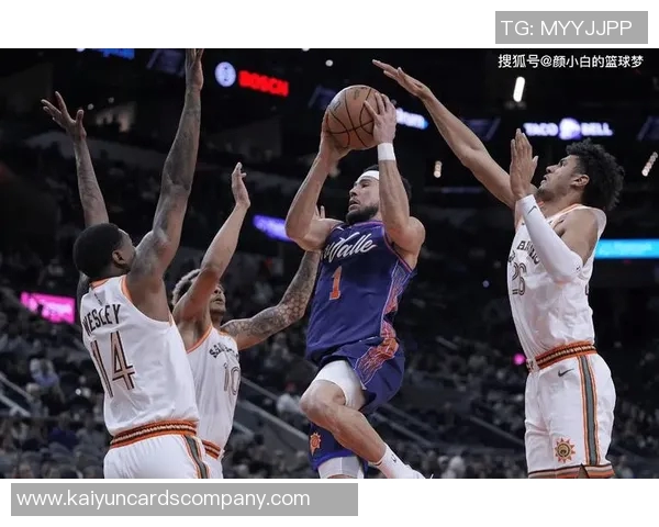 布克半场表现出色10投6中斩获15分并罚球全中助力球队稳定火力