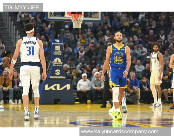 库里父子现场观战独行侠比赛克莱却在场外引发热议